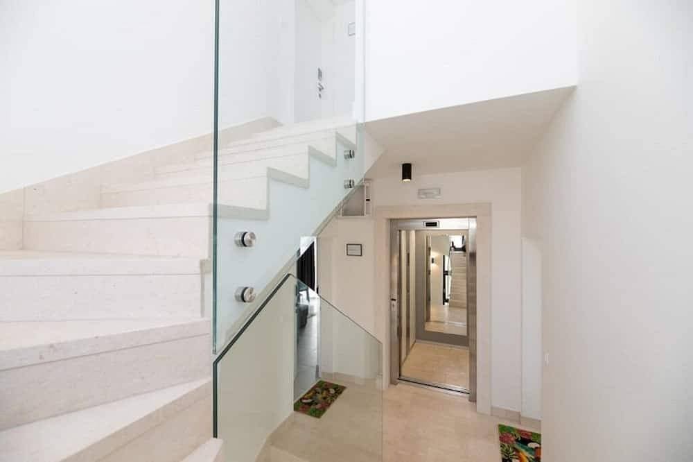 Foto 7 von 7: Villa Sanja, Ein-Schlafzimmer-Apartment mit Balkon, Meerblick