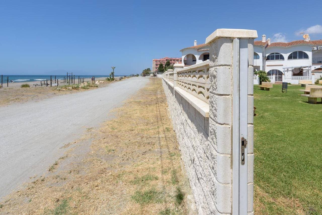 WintowinRentals First-Line Beach House with Terrace 1