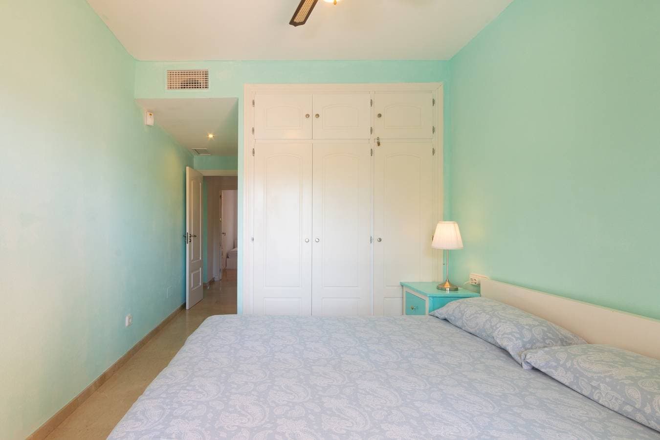 Foto 12 von 28: Ferienwohnung 'Duquesa Suites Golf und Gärten' mit Pool zur gemeinsamen Nutzung und Klimaanlage
