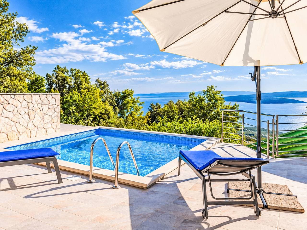 Foto 3 von 44: Günstiges Ferienhaus mit Pool und Meerblick