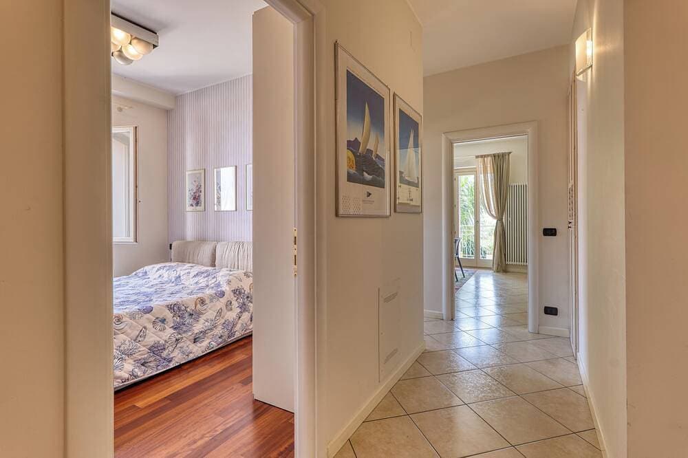 Foto 4 von 26: Palm House apartment in elegant, central setting, a few steps from the sea.