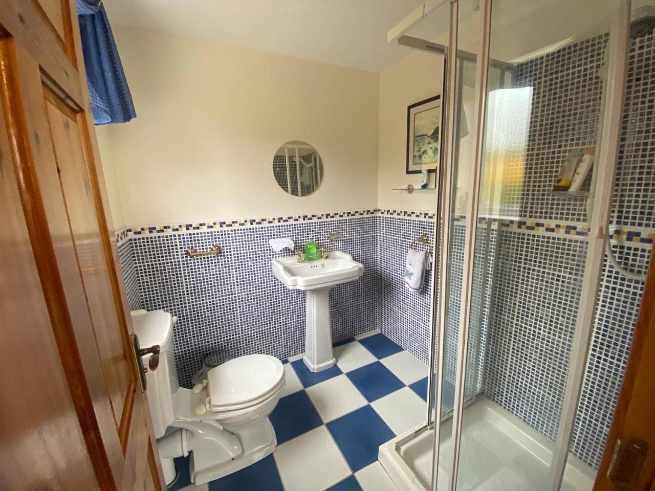 Foto 8 von 8: Double Room with Private Bathroom