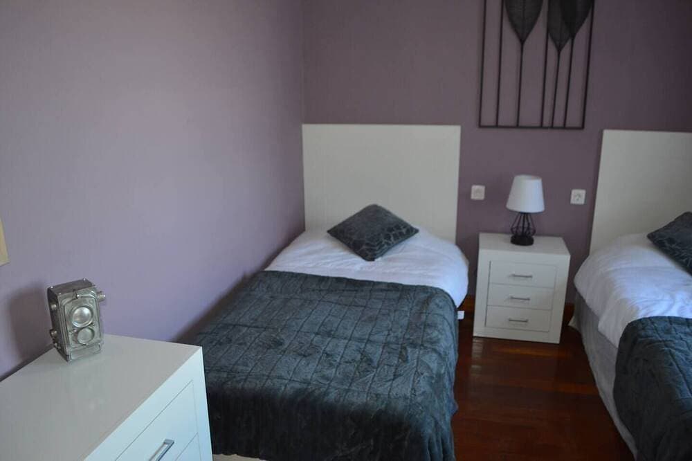 Foto 8 von 30: This twin room has two single beds with a private separate bathroom ( bathroom across the hallway). The view is of the whole garden area and the sea can be seen on clear days.
