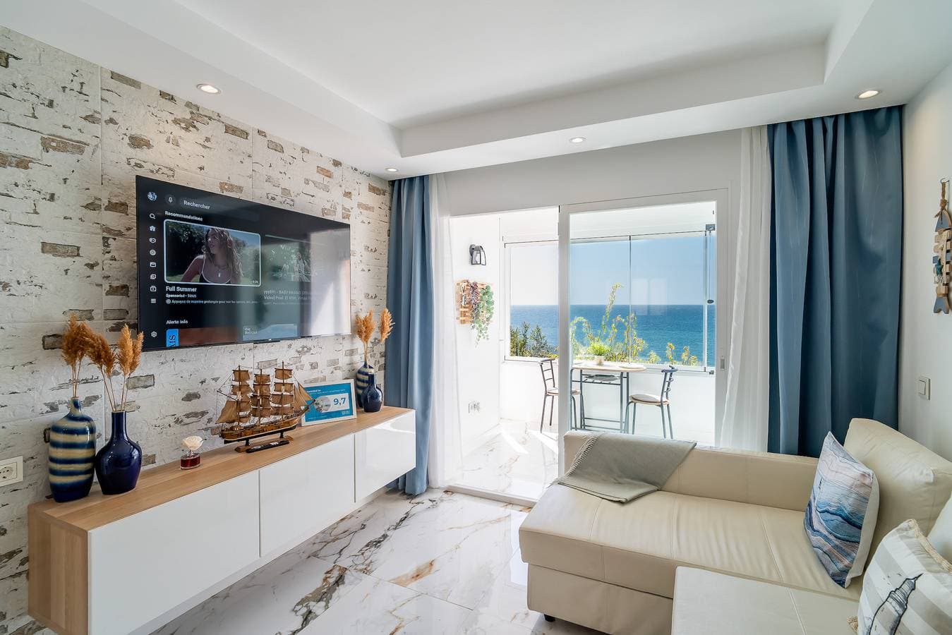 Foto 5 von 46: Cubo's El Faro Beach Apartment with Pool