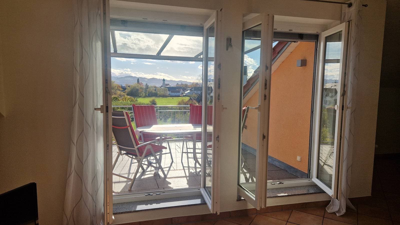 Foto 2 von 34: Ferienwohnung 'Haus Sonnenseite Pfänder' mit Bergblick, Balkon und Wi-Fi