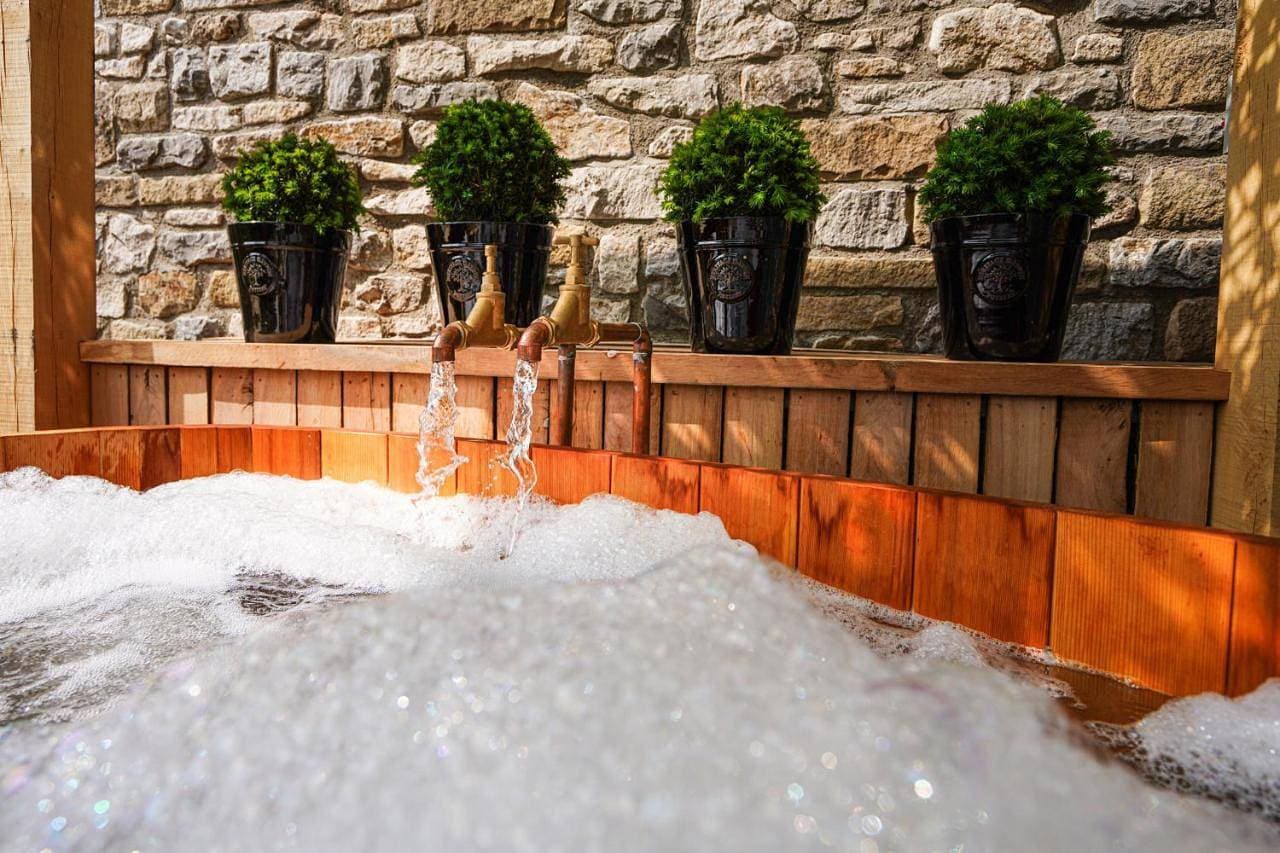 PEAK DISTRICT ROMANTIC Courtyard Loft, with Outdoor Japanese Whirlpool Bath 1