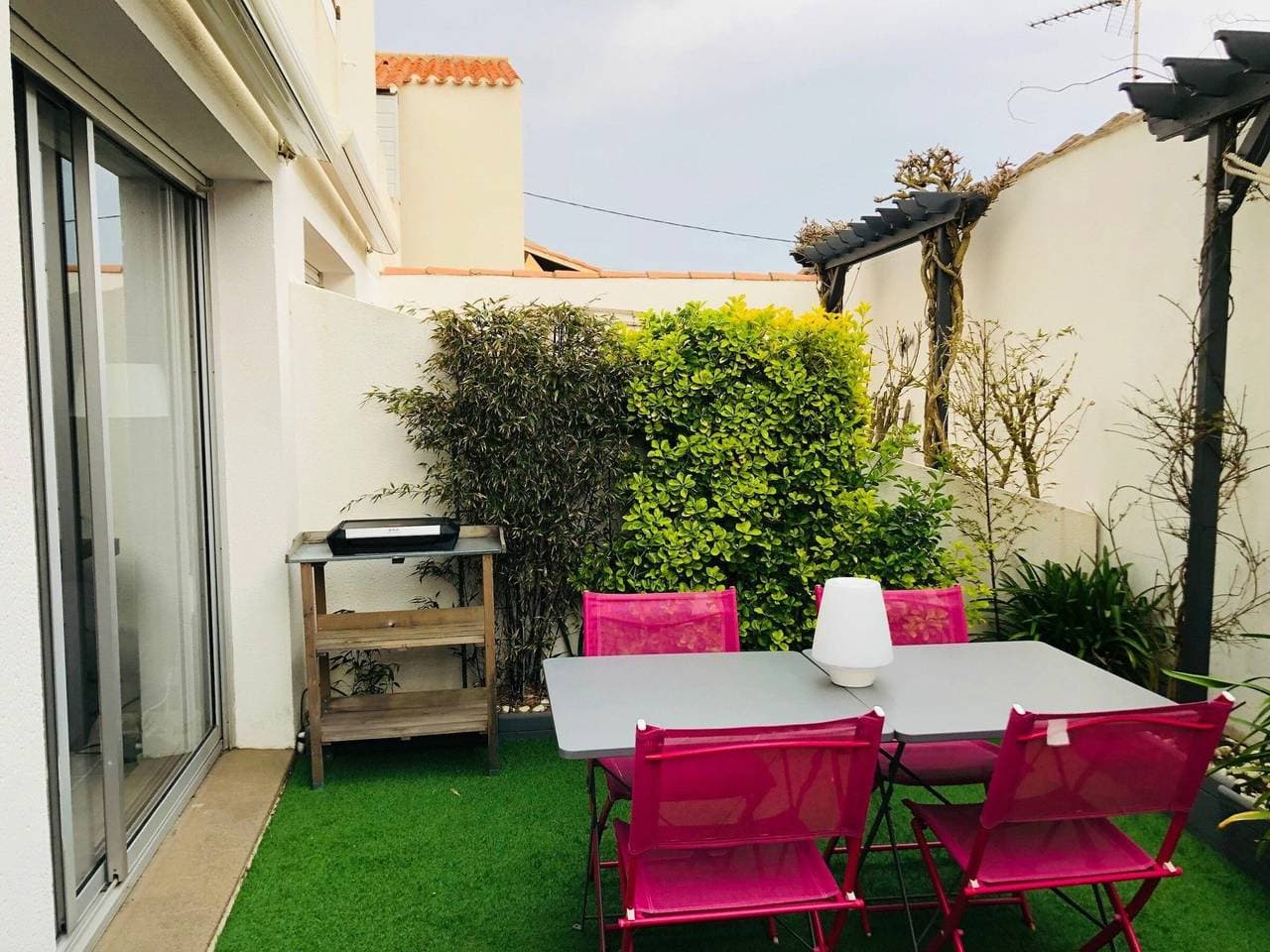 Gemütliches Studio, 50m vom Strand, helles Wohnzimmer, Südterrasse, Parkplatz, nah zu Geschäften. 1