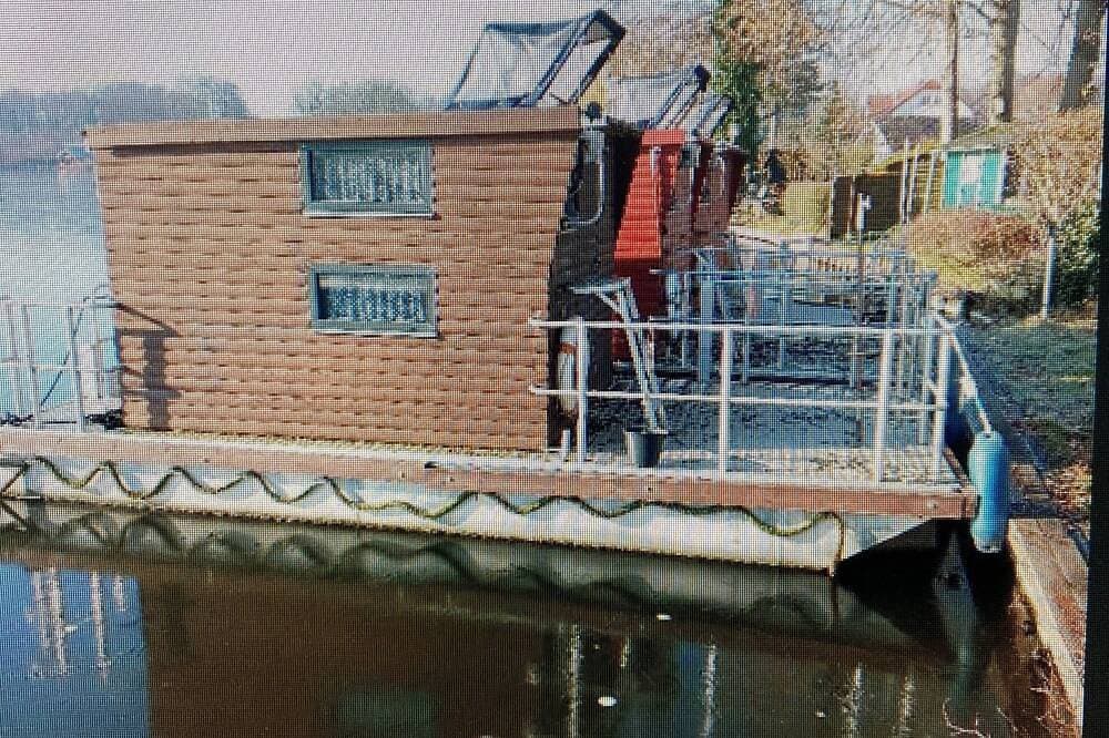 Kleines Hausboot ideal zum Angeln.   Kontakt +49 177 5927586 1