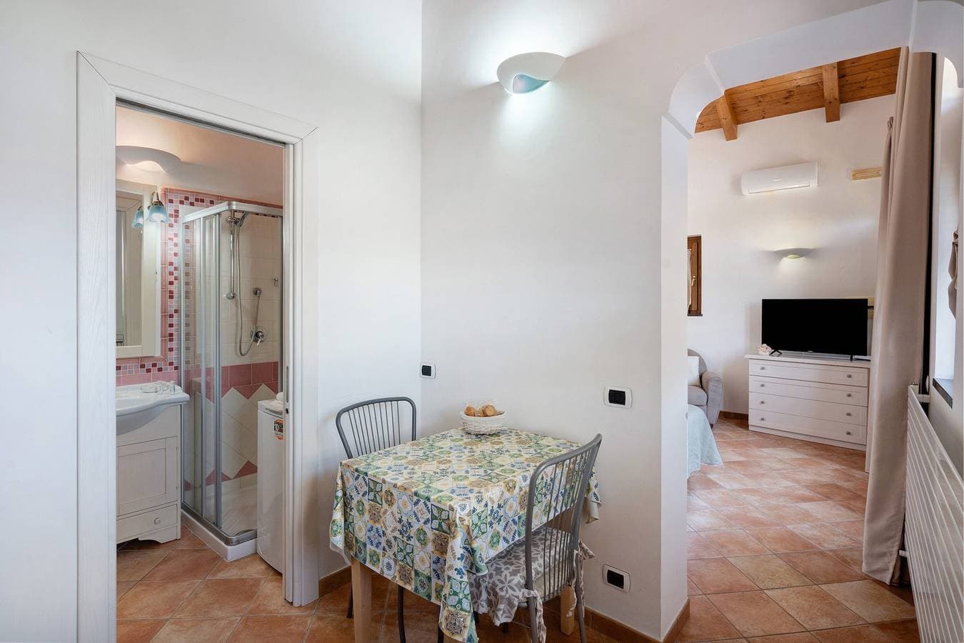 Foto 6 von 21: Ferienwohnung 'Delizioso Chalet Con Ampio Giardino' mit Bergblick, Wi-Fi und Klimaanlage