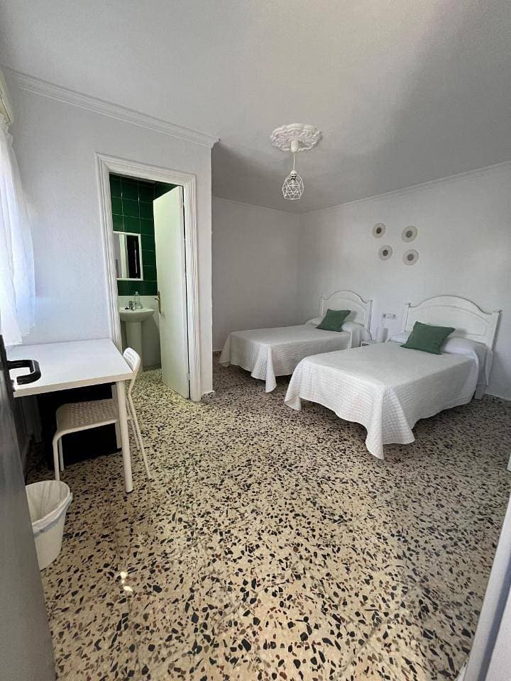 Foto 6 von 13: Double Room with Private Bathroom
