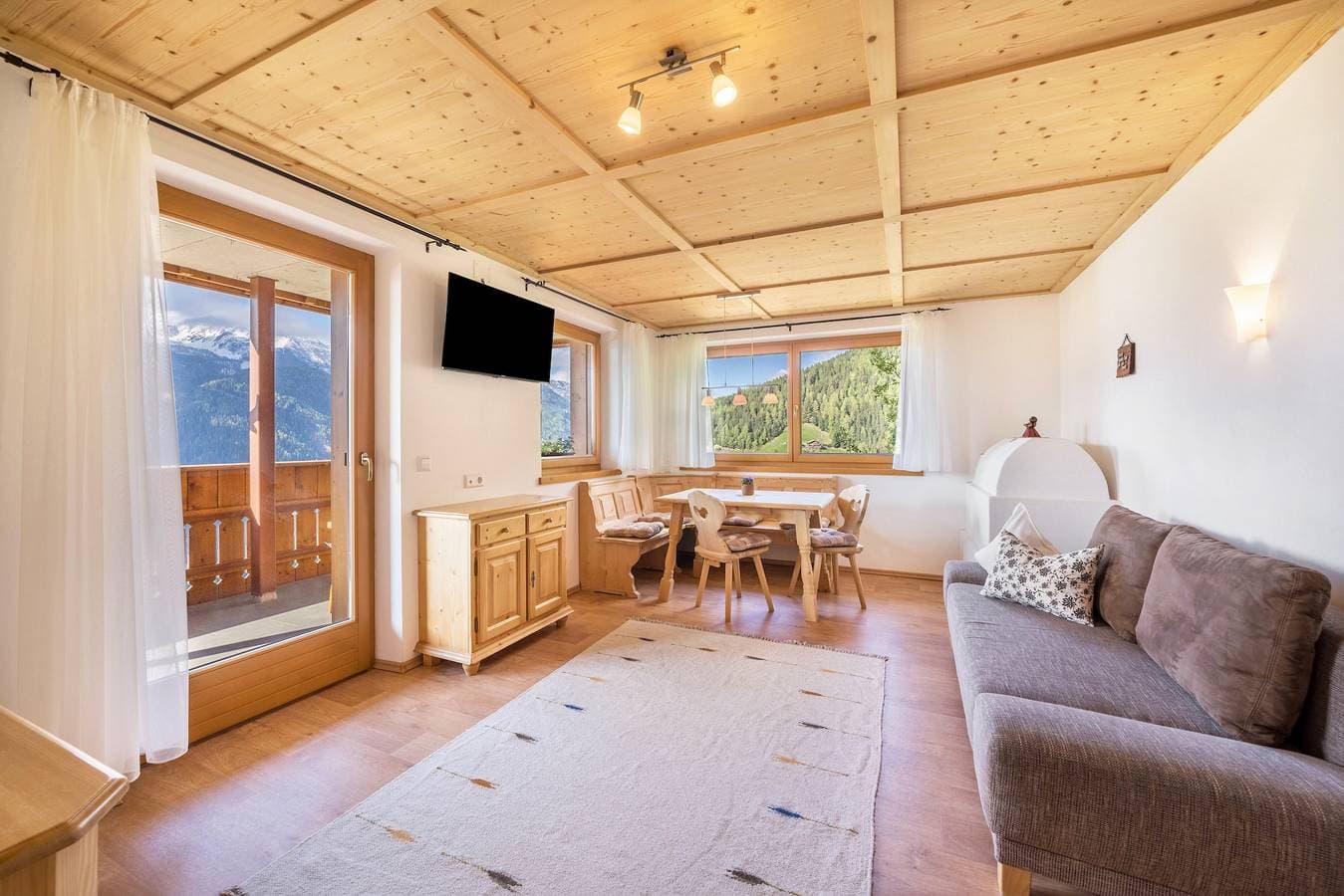 Foto 6 von 17: Ferienwohnung 'Matscherhof Nikolaus' mit Bergblick, Gemeinschaftsgarten und Balkon