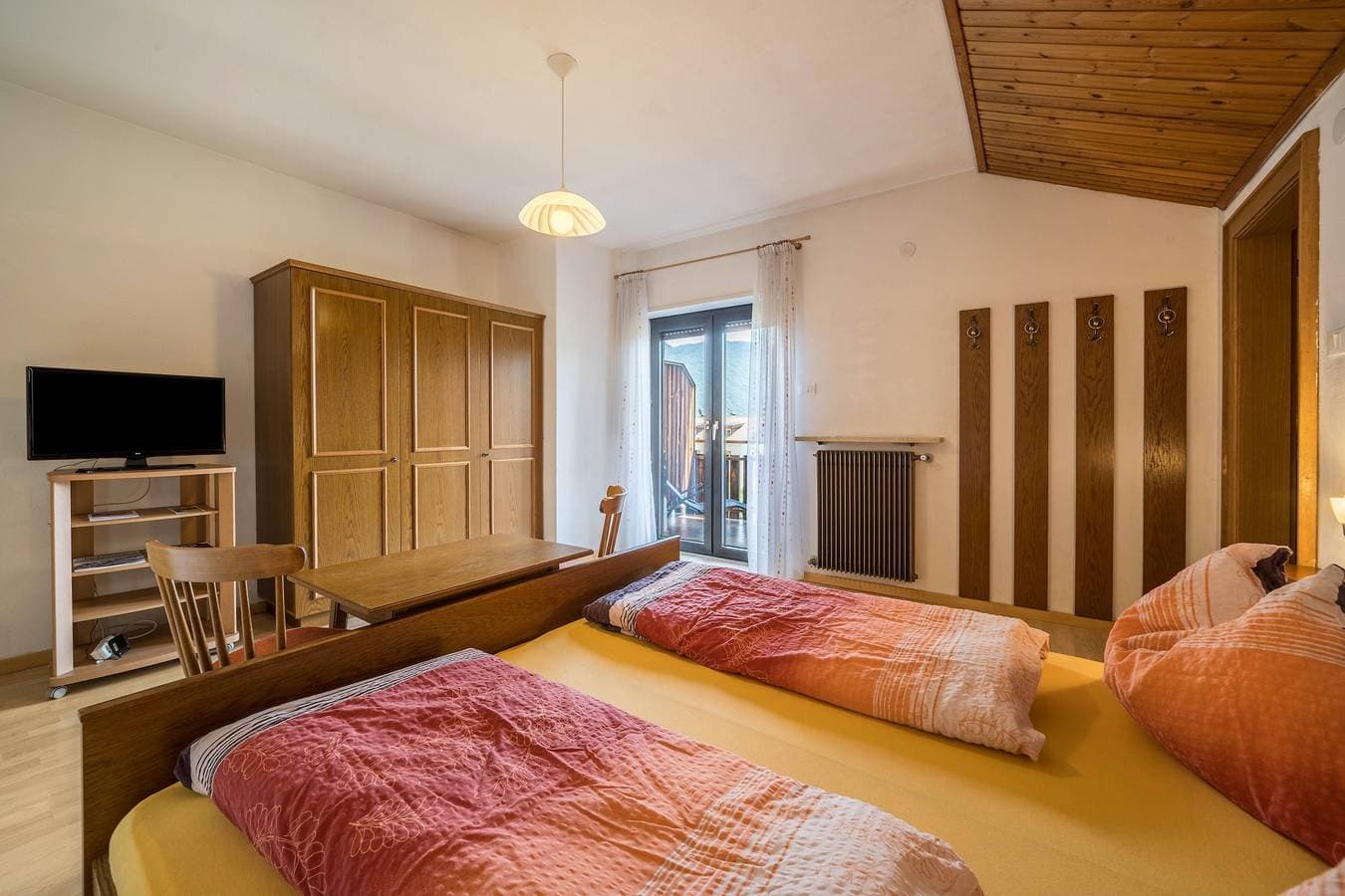Foto 3 von 16: Ferienwohnung "Gantkofel Leilichhof" mit Bergblick, WLAN, Balkon & Garten