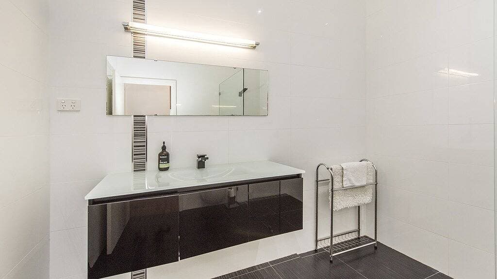 Foto 5 von 25: 3-Zimmer-Haus mit Kronleuchtern, Granit-Arbeitsplatten und Art-Deco-Elementen. WIFI inc