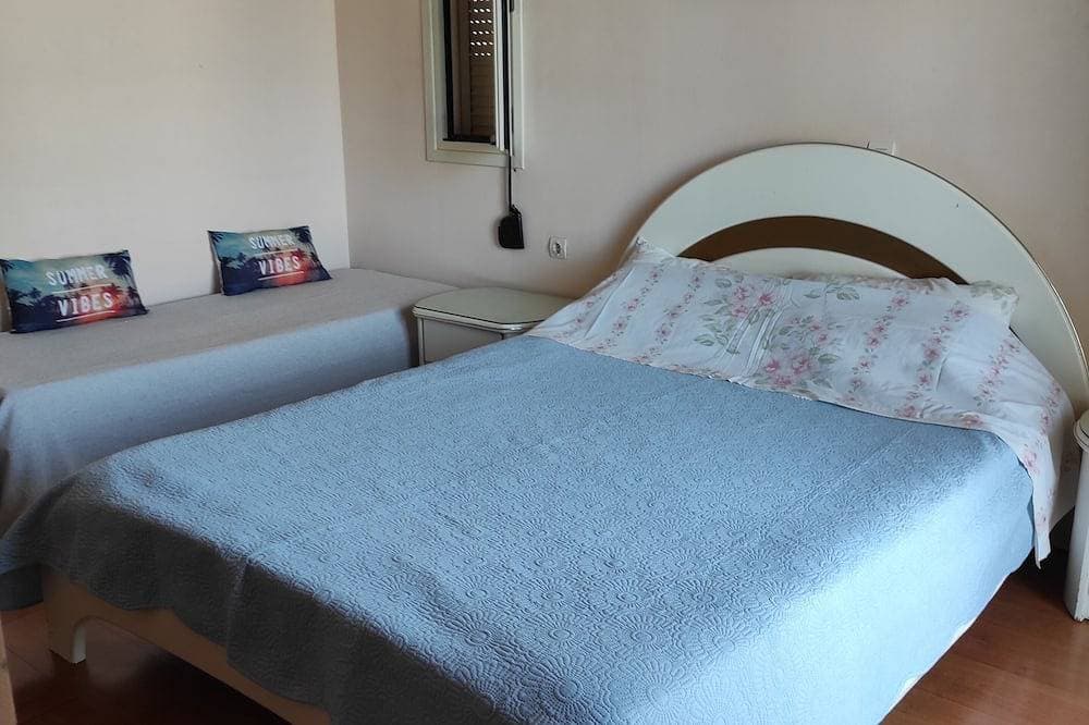 Foto 3 von 14: Spacious Room with a Private Bathroom - Stay with a Cretan Family!