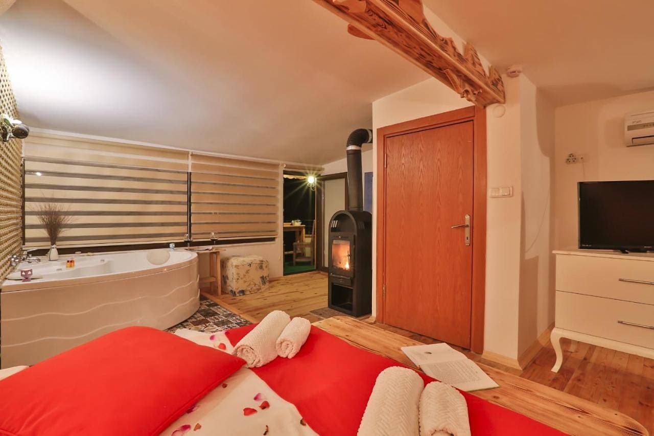 Foto 12 von 16: Deluxe Suite with Spa Bath and Fireplace Heater