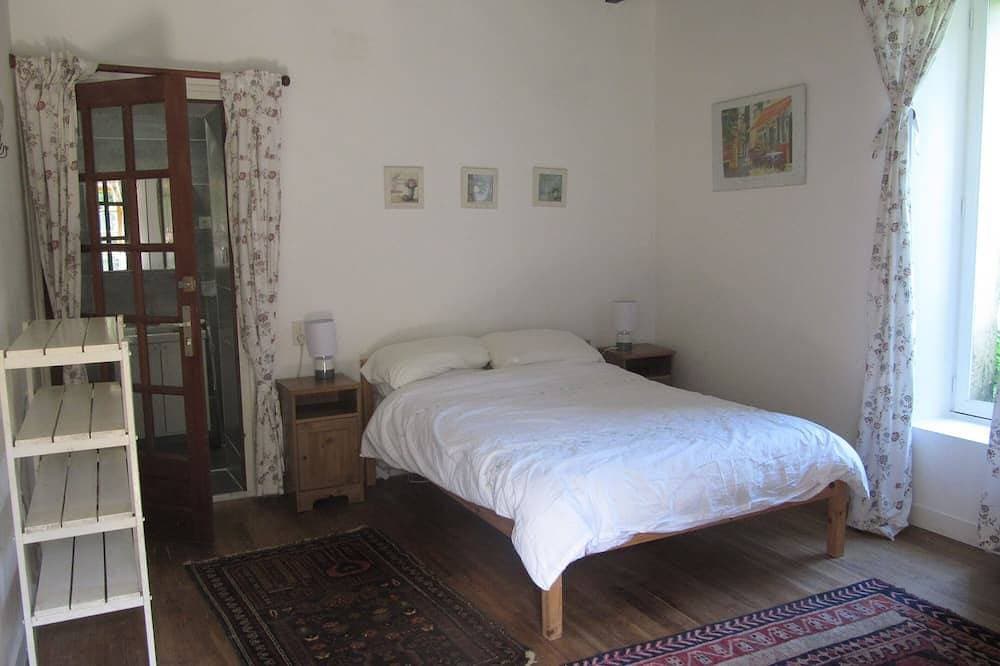 Foto 3 von 25: Beautiful Rural Cottage with Pool  3 bed, 2 bath own gardens. Ideal for families