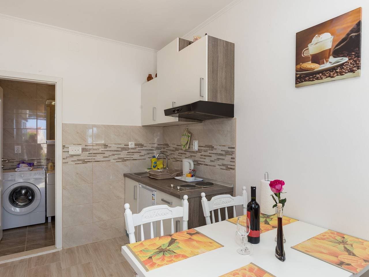 Foto 6 von 22: Apartments Olive - One Bedroom Apartment with Terrace and Partial Sea View