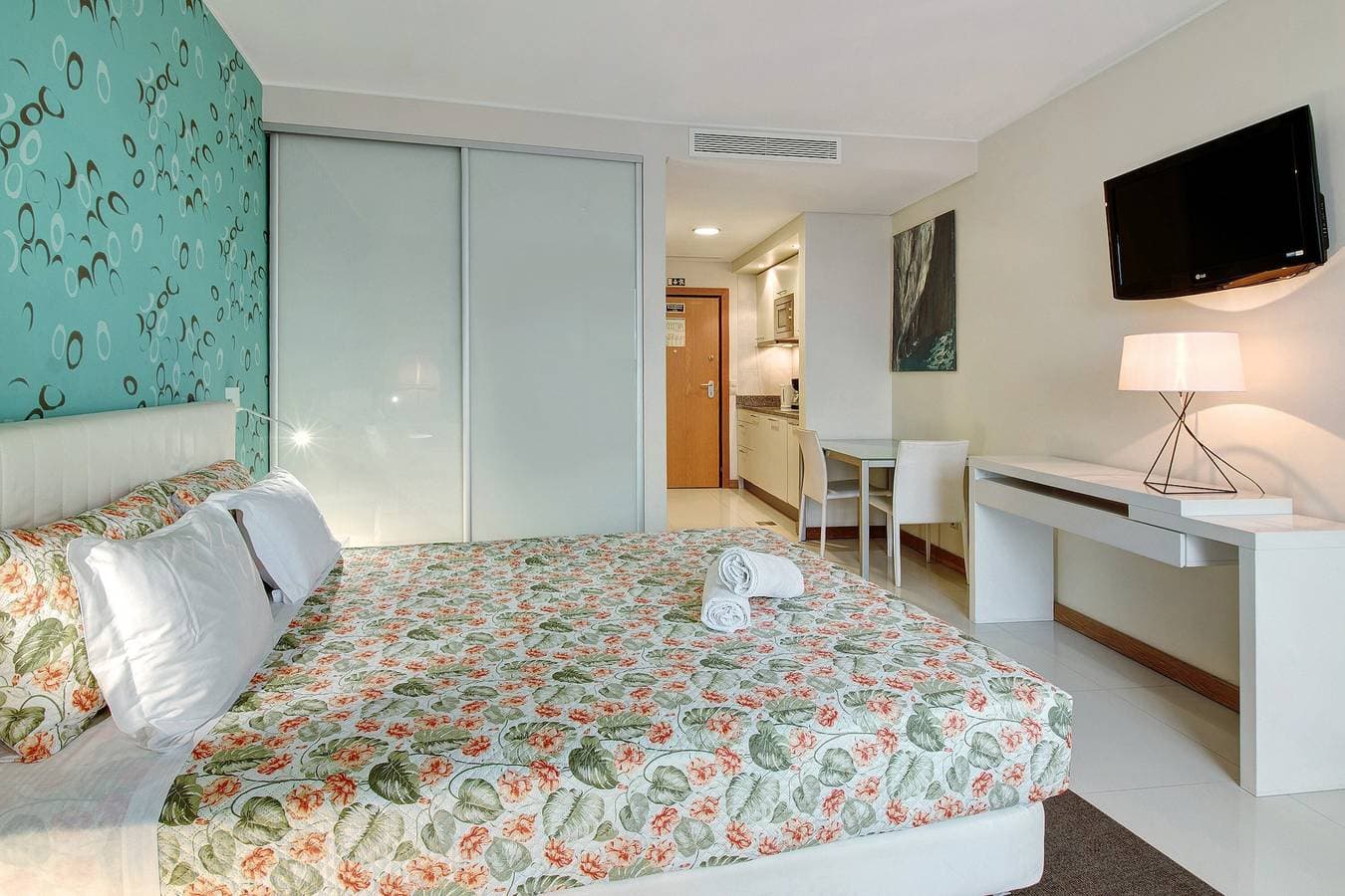 Foto 2 von 13: Apartment 'Dfm Happy Days F - Funchal' mit Balkon, WLAN und Klimaanlage