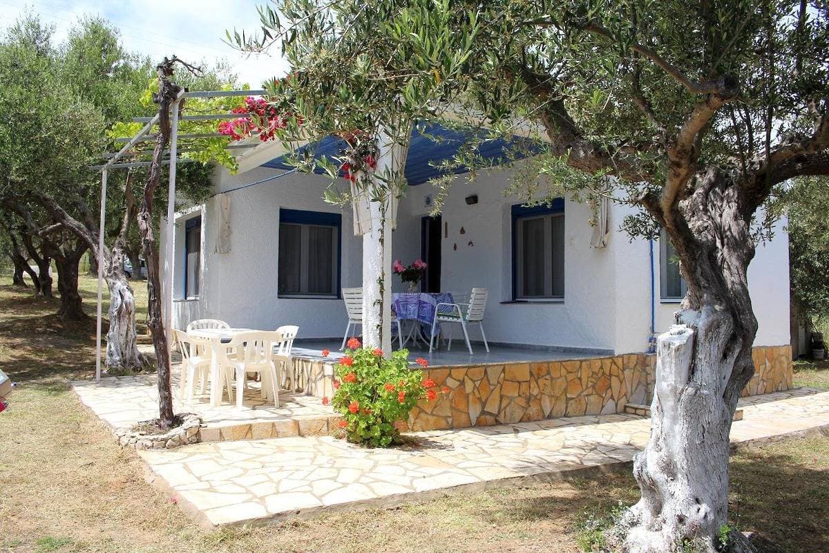 Sehr schön gelegenes Ferienhaus am Meer mit Garten | Messenien, Peloponnes 1