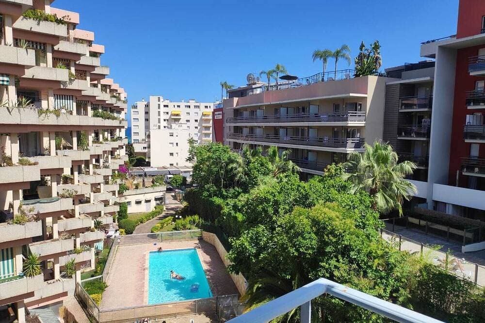 Lovely one-bedroom apartment within walking distance of the famous beaches of Roquebrune Cap Martin 1