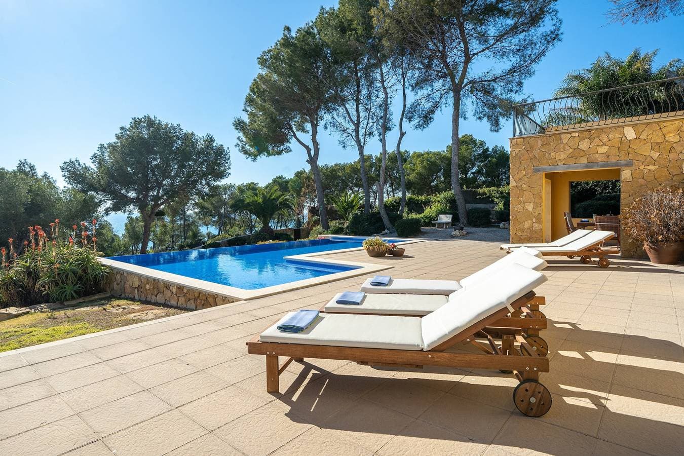 Foto 5 von 44: Villa 'The Beauty of Cala Tamarit' mit Meerblick, Pool, WLAN und Garten