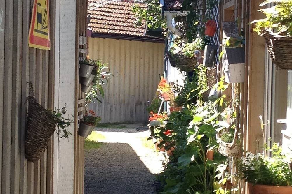 Foto 8 von 23: Schuppen mit überdachter Terrasse und eigenem Garten
