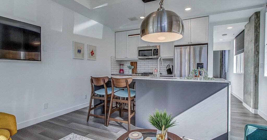 Foto 11 von 49: Vibrant & Modern Condo with Patio near Lrt