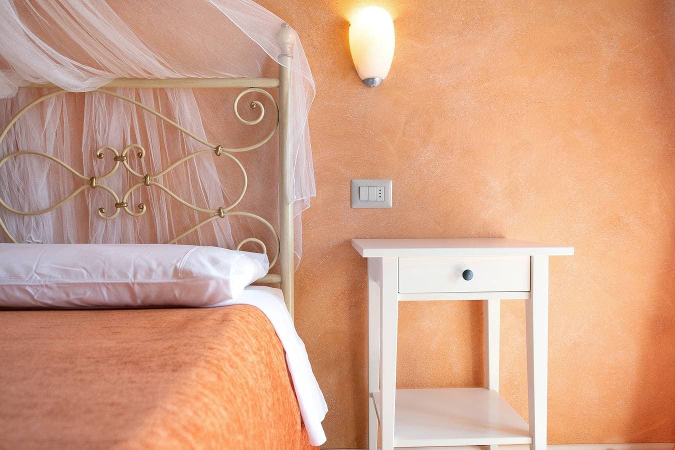 Foto 9 von 39: Bed and Breakfast 'Giardini Di Corte - Dalia' mit Seeblick, WLAN und Klimaanlage