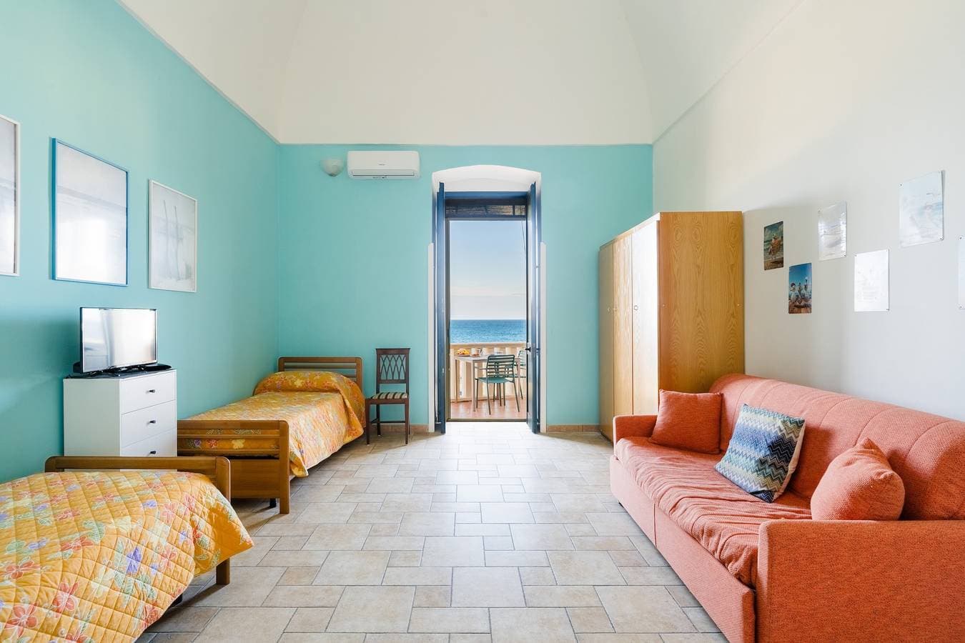 Foto 4 von 35: Apartment „Azzurra Home Holidays“ mit Meerblick, Balkon und Klimaanlage