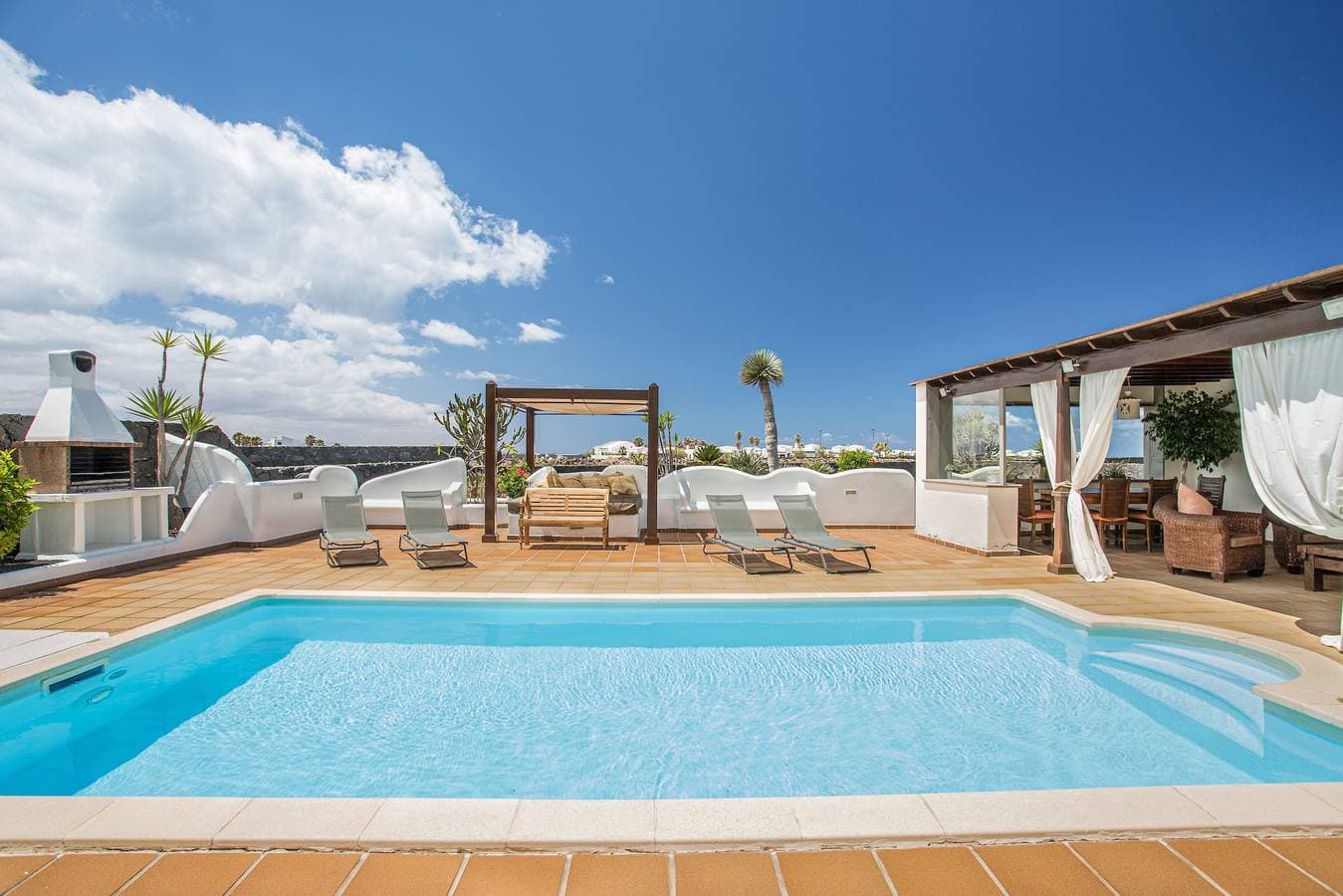Foto 2 von 26: Ferienvilla Capricho mit Meer- & Bergblick und Pool