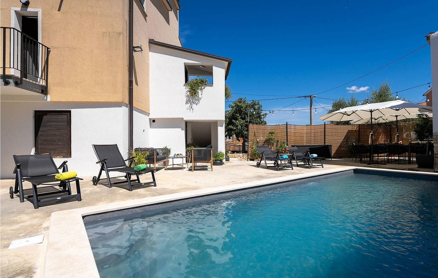 Foto 12 von 40: Modernes 70 m² großes Apartment mit Terrasse und Pool in der Nähe der Pizzeria Capri
