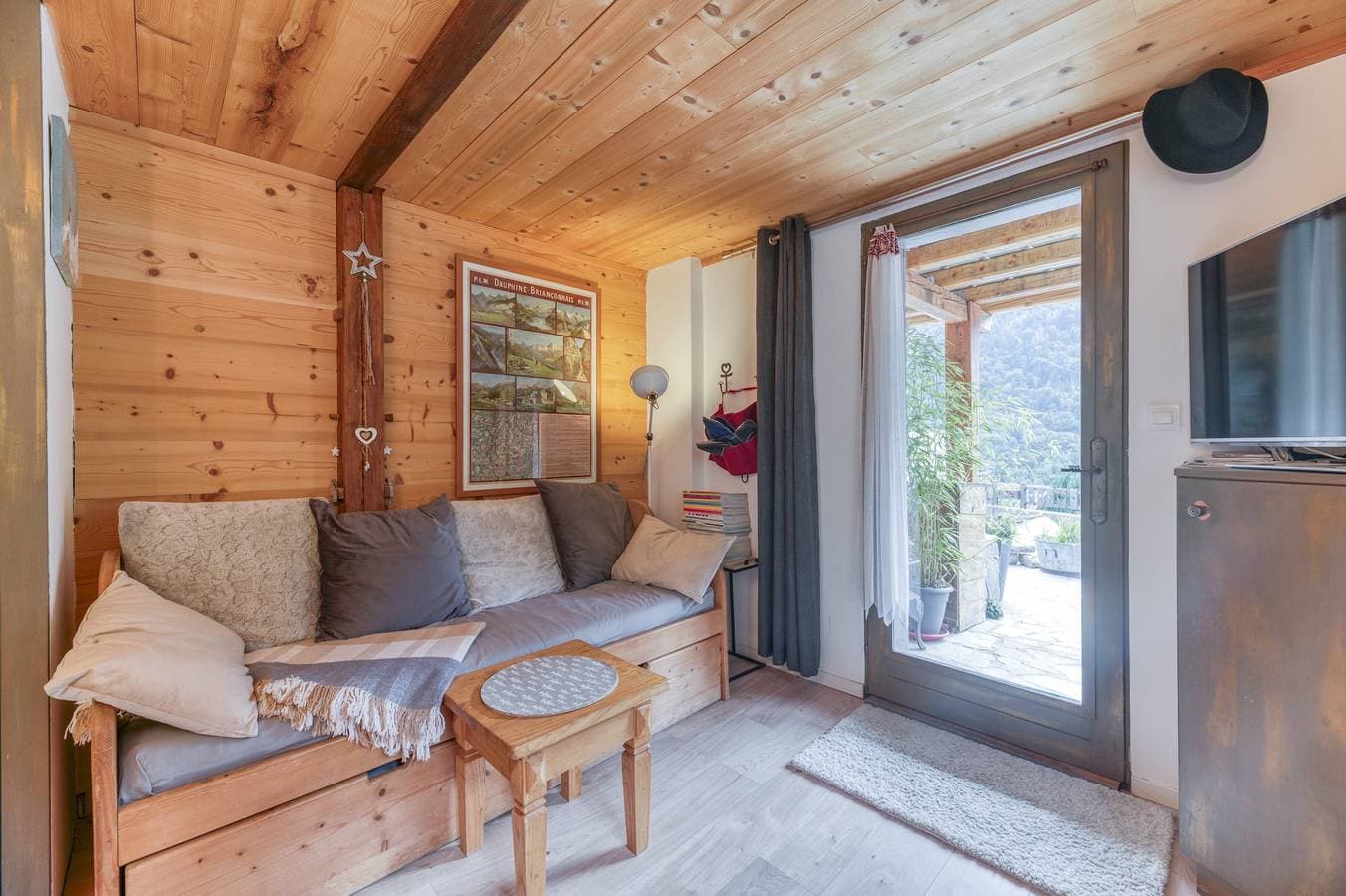 Foto 4 von 29: Apartment 'Chalet Des Heureux' mit Seeblick, privater Terrasse und WLAN