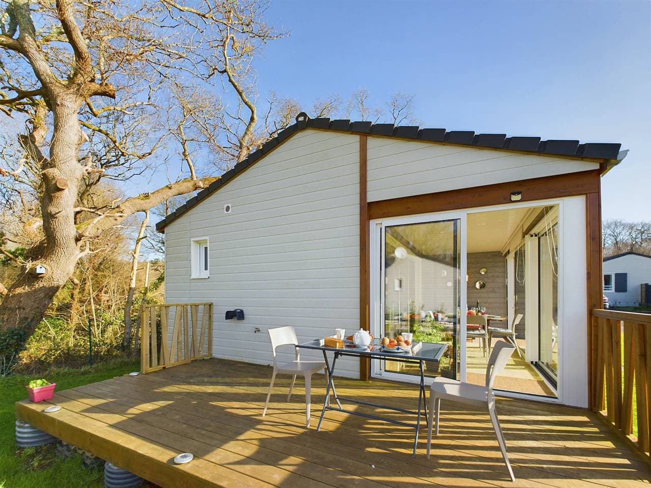 Chalet für 4, Terrasse & beheizter Pool 1