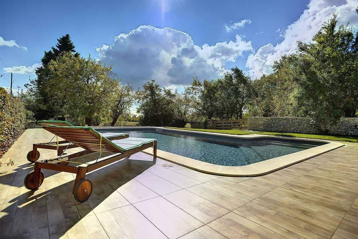 Foto 2 von 39: Villa mit Garten und Pool