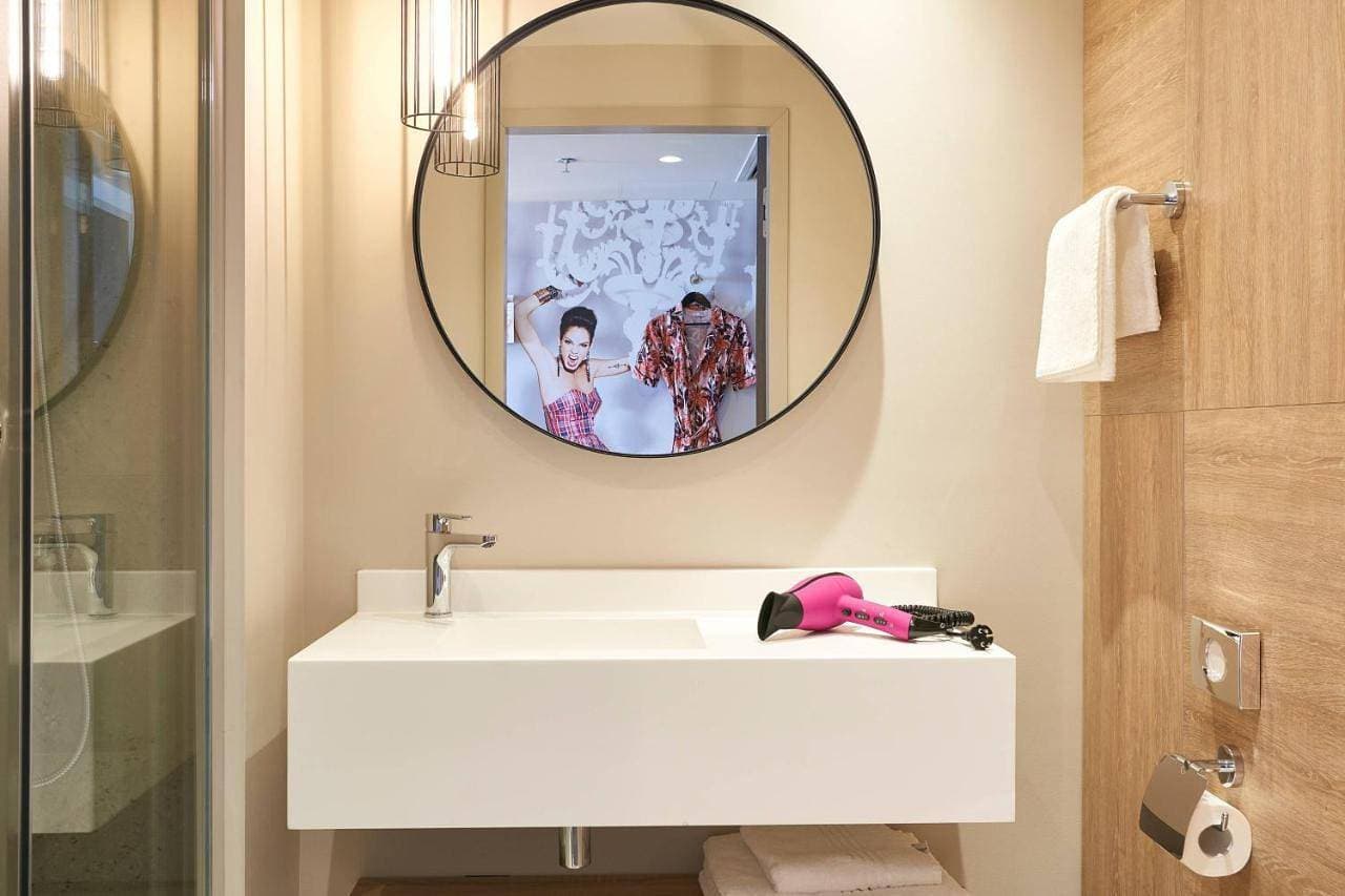 Foto 9 von 9: Moxy Twin Standard, Guest room, 2 Twin/Single Bed(s)