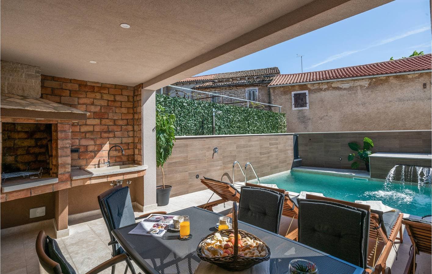 Foto 10 von 33: Charmante 2-Zimmer-Wohnung mit Pool und Terrasse in der Nähe des Stadtzentrums von Koromani