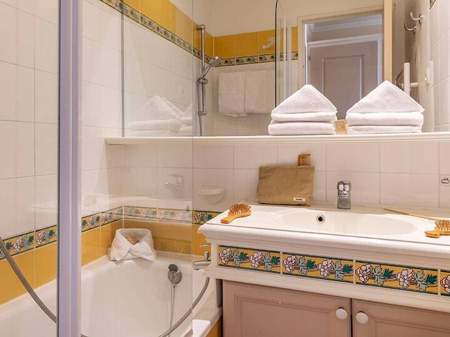 Foto 13 von 45: Pierre & Vacances Résidence Les Restanques du Golfe de Saint-Tropez - Wohnung 4 personen - - 1 Schlafalkoven - Terrasse oder Balkon