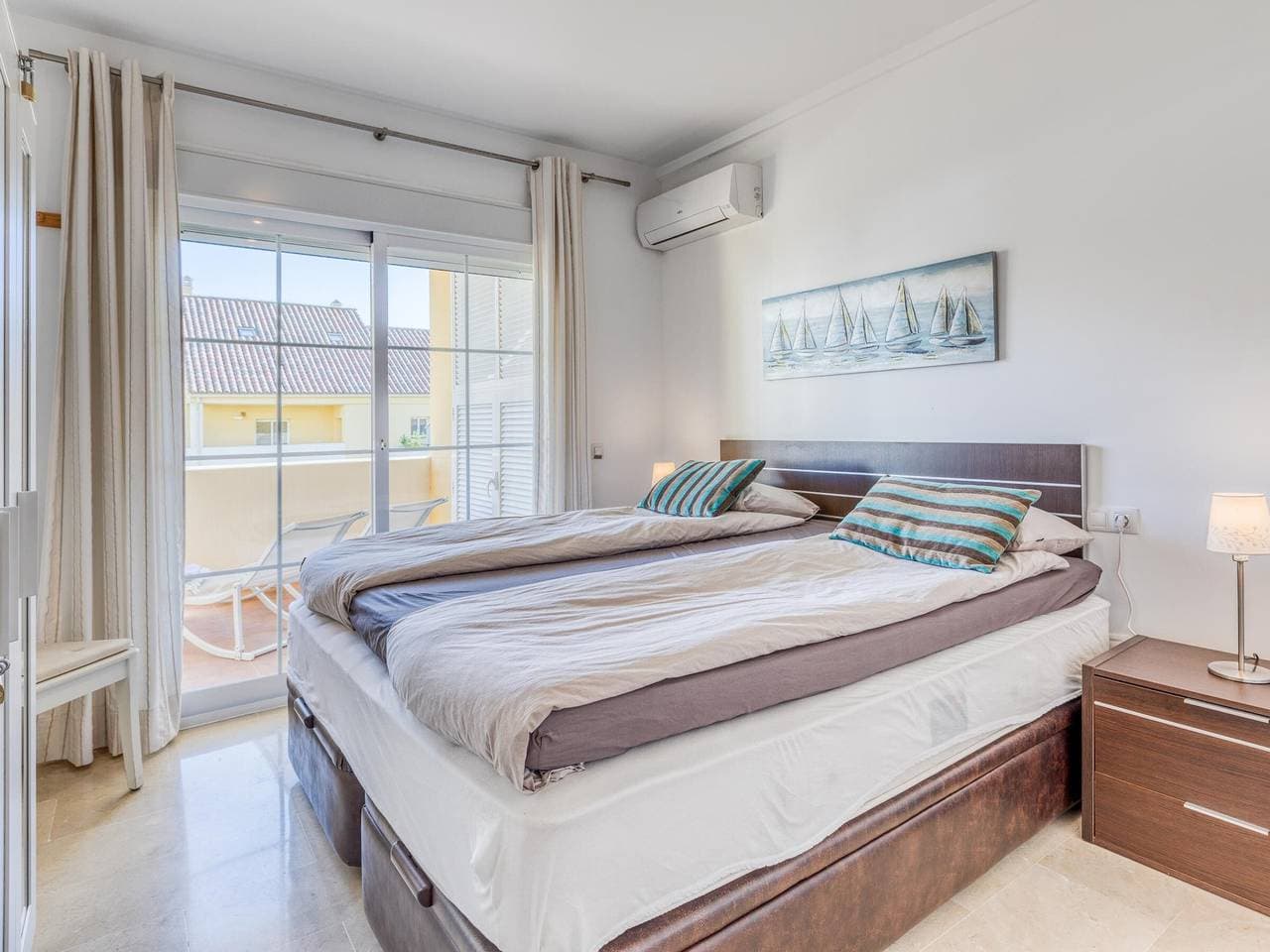 Foto 12 von 25: Helles Apartment mit Terrasse und Pools, nahe Estepona Hafen, 2 Schlafzimmer, 2 Bäder, WLAN