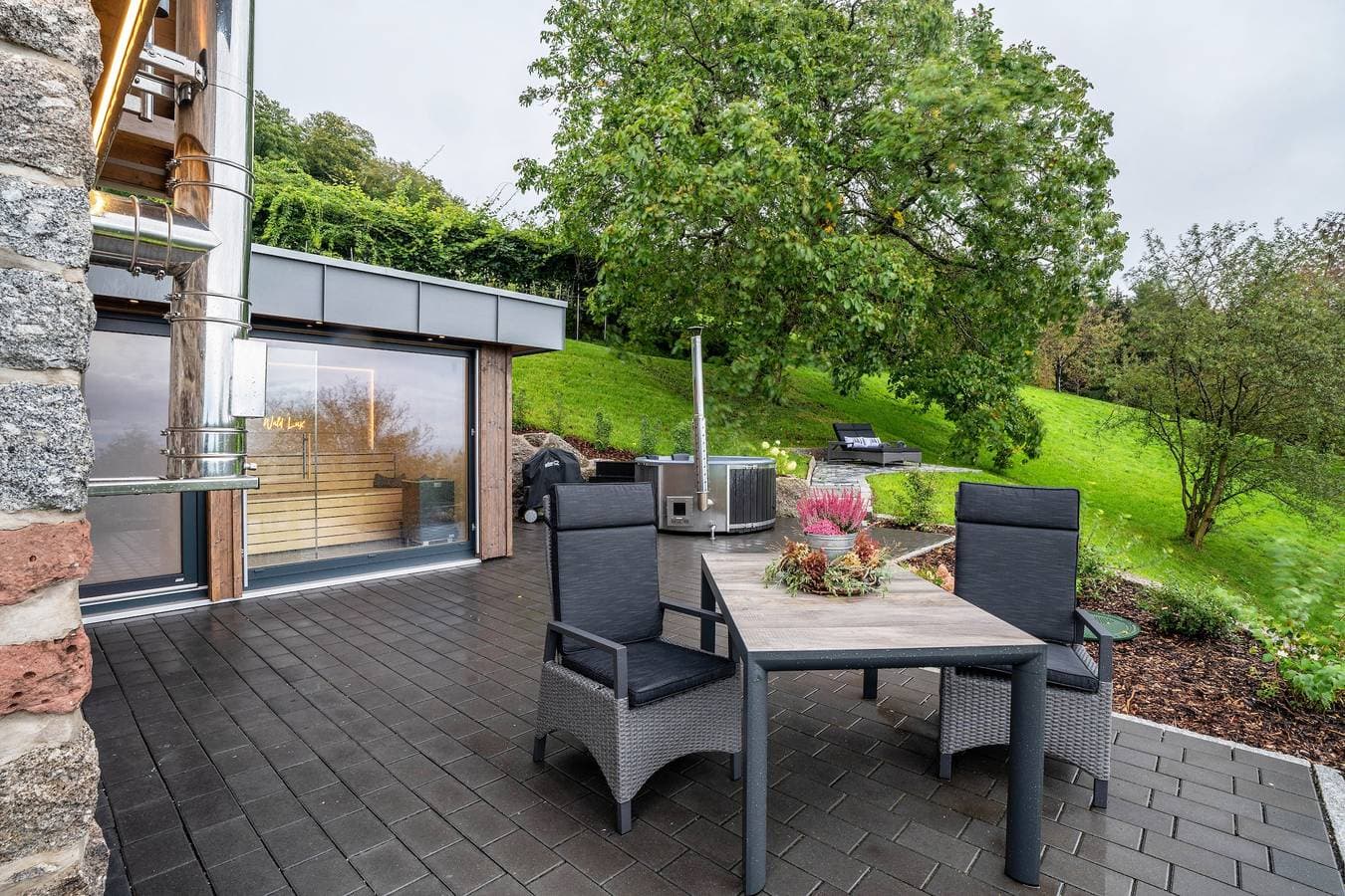 Foto 2 von 32: Chalet 'Waldlux Luxus- Brennhus' mit Bergblick, privater Terrasse und Wi-Fi