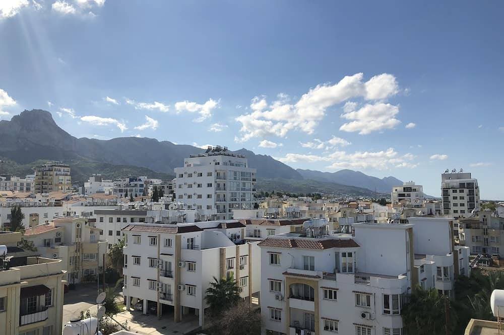 Foto 11 von 29: Seker Apartment: Kyrenia Stadtzentrum. Blick auf die Berge. Einfacher Zugriff.