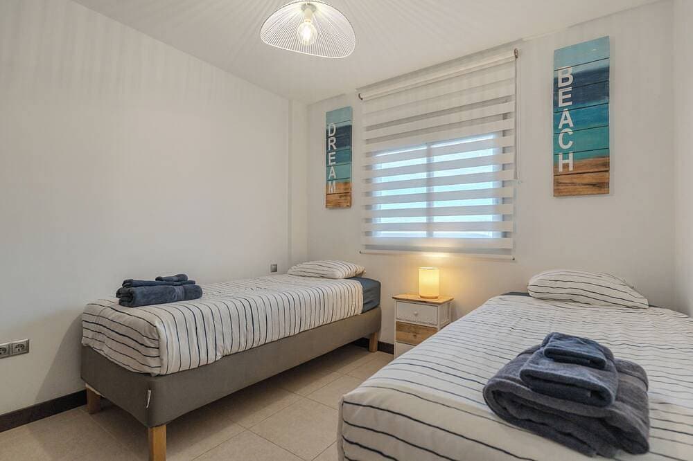 Foto 5 von 30: Neu !!! Luxuswohnung, 32 m2 Sonnenterrasse, Blick auf den Pool