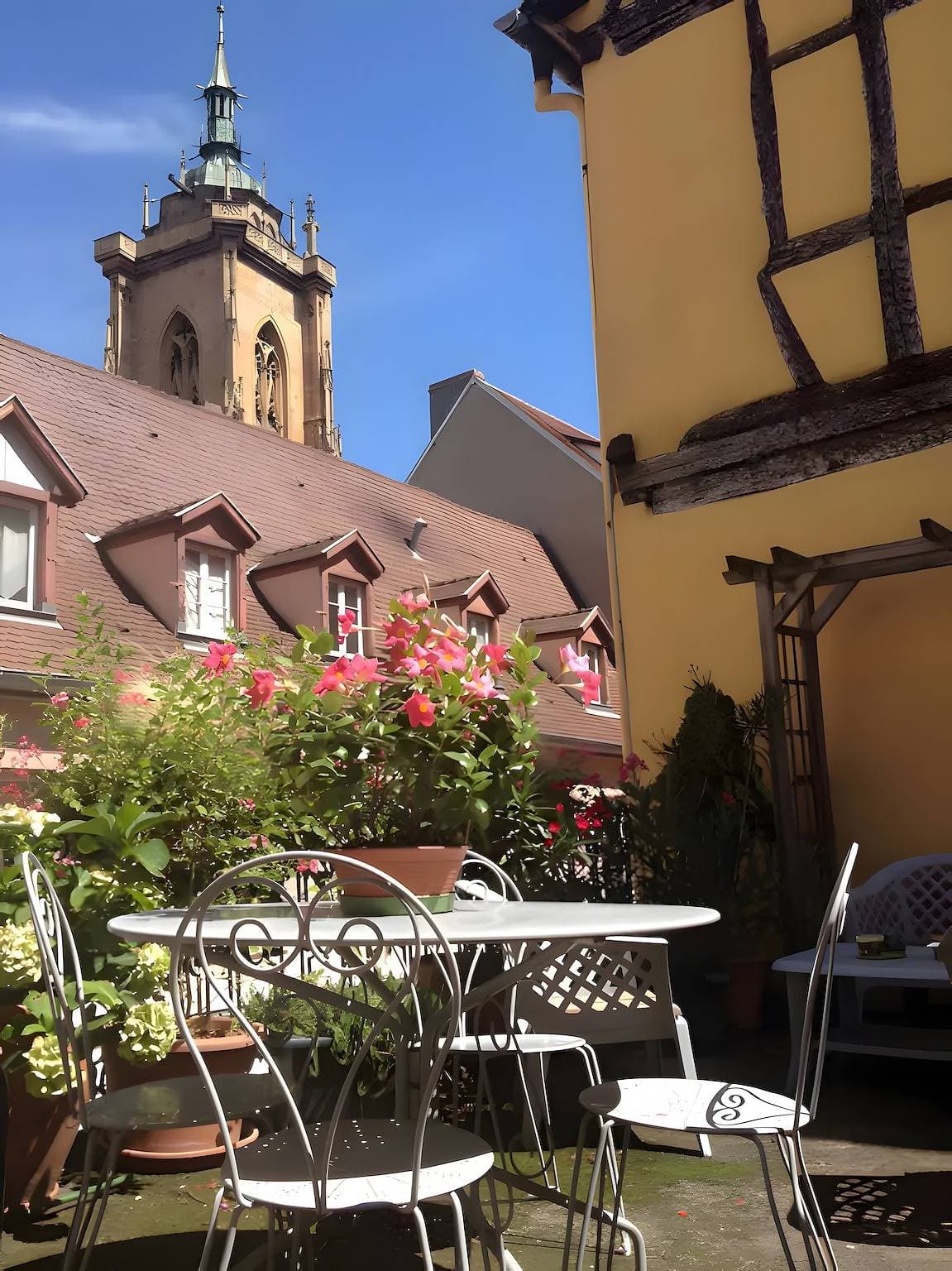 Foto 3 von 28: Gästezimmer „Cour Du Weinhof – Zimmer Hansi“ mit gemeinsamer Terrasse und WLAN