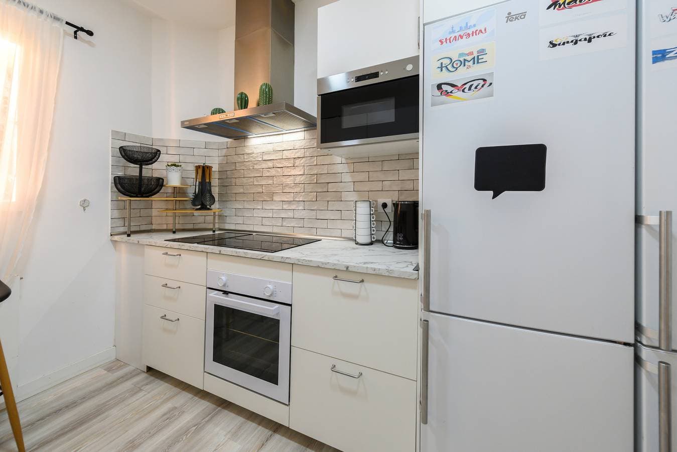 Foto 4 von 23: M Madrid: habitación con comodidad y zona