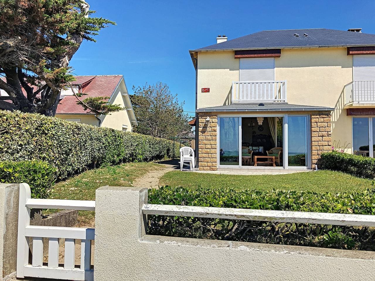Wohnung mit Balkon, Garten und direktem Strandzugang 1