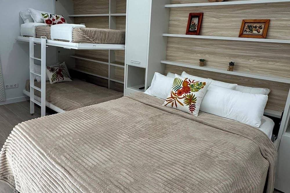 Luxury Family Room for Rent, 15 Minutes from Downtown Madrid 1