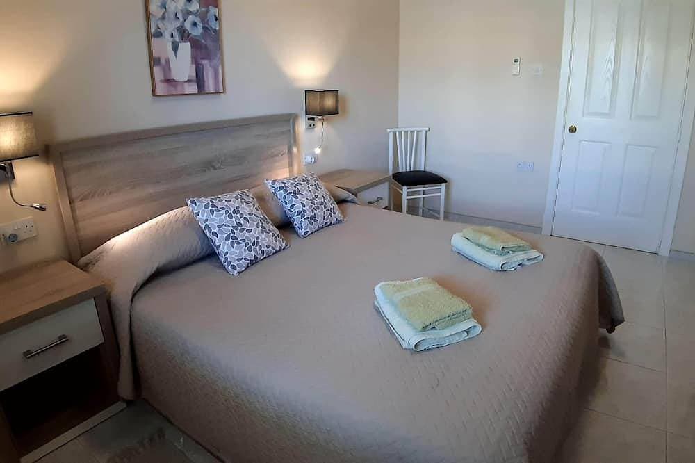 Foto 2 von 30: Superb & comfortable 2-bedroom villa apt sleeps 5, swimming pool, AC/WiFi