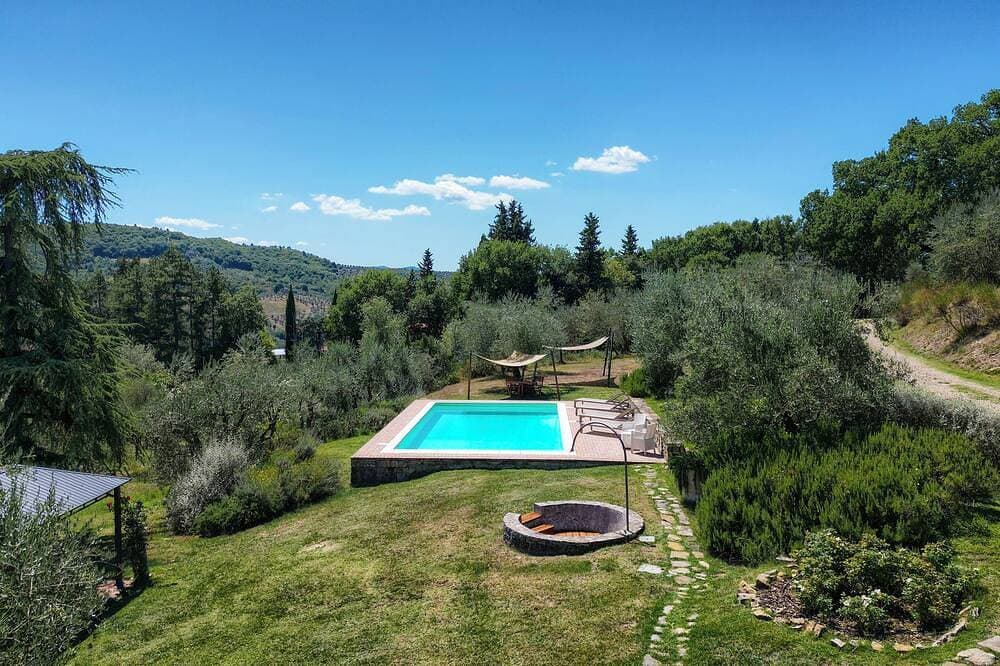 Villa mit Schwimmbad auf den Hügeln von Florenz 25 km von Florenz 1