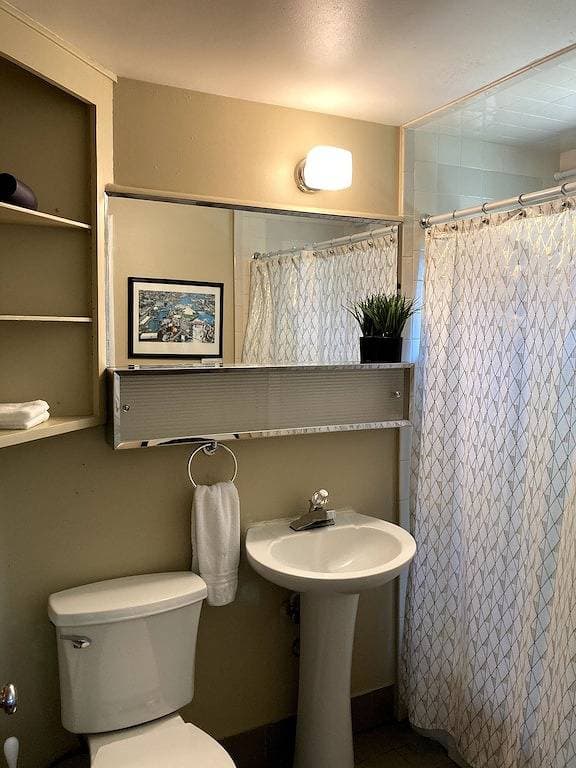 Foto 12 von 14: Private Erdgeschosswohnung in der Nähe des Manito Parks, der Innenstadt und des Heiligen Herzens