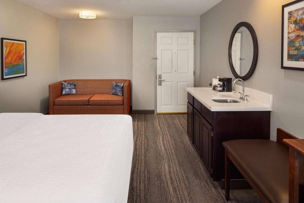 Foto 6 von 10: Queen Room with Two Queen Beds and Sofa Bed - Mobility Access/Non-Smoking