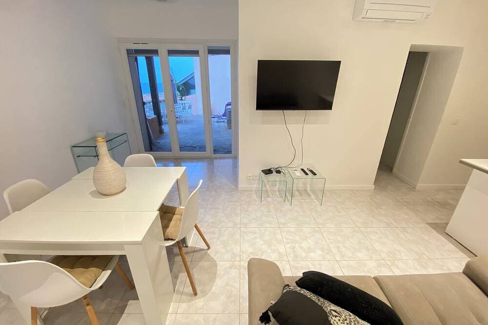Foto 13 von 30: La Mer Veille - Terrace with sea view. Pets welcome!
